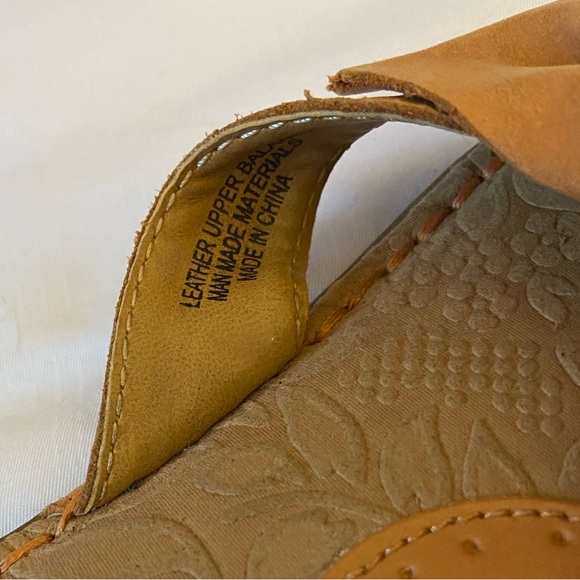 Cute bow leather flip flops in great shape - Picture 4 of 5